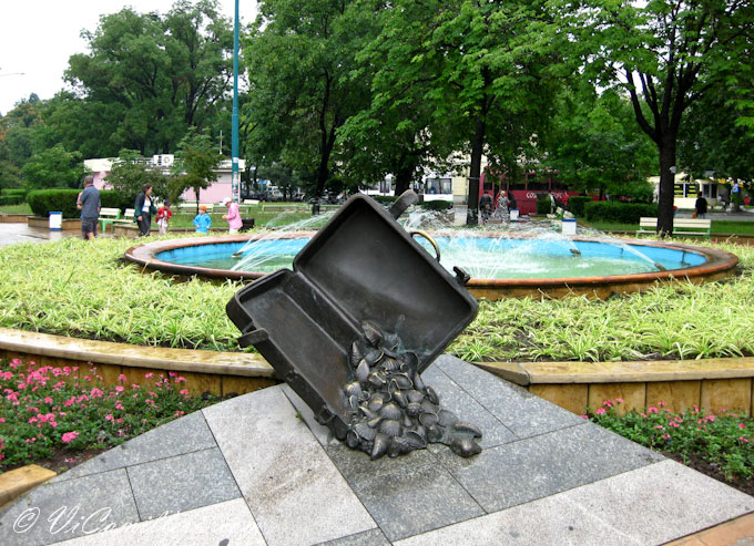 Болгария, Бургас. Памятник чемодану