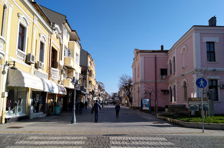 Пустынная улица Бургаса