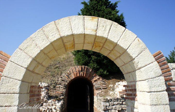 Болгария, Поморие. Тракийская гробница, вход