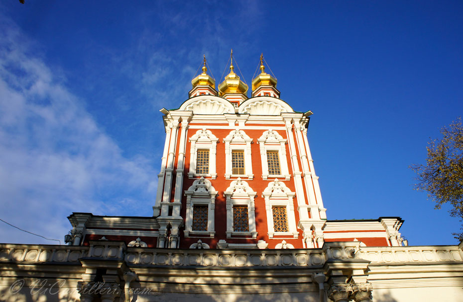 Москва. Новодевичий монастырь. Северная надвратная церковь