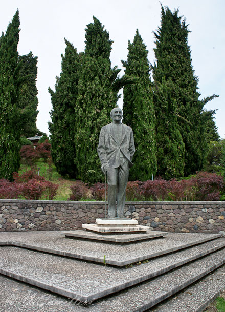 Италия. Парк Сигурта. Памятник Карлу Сигурта