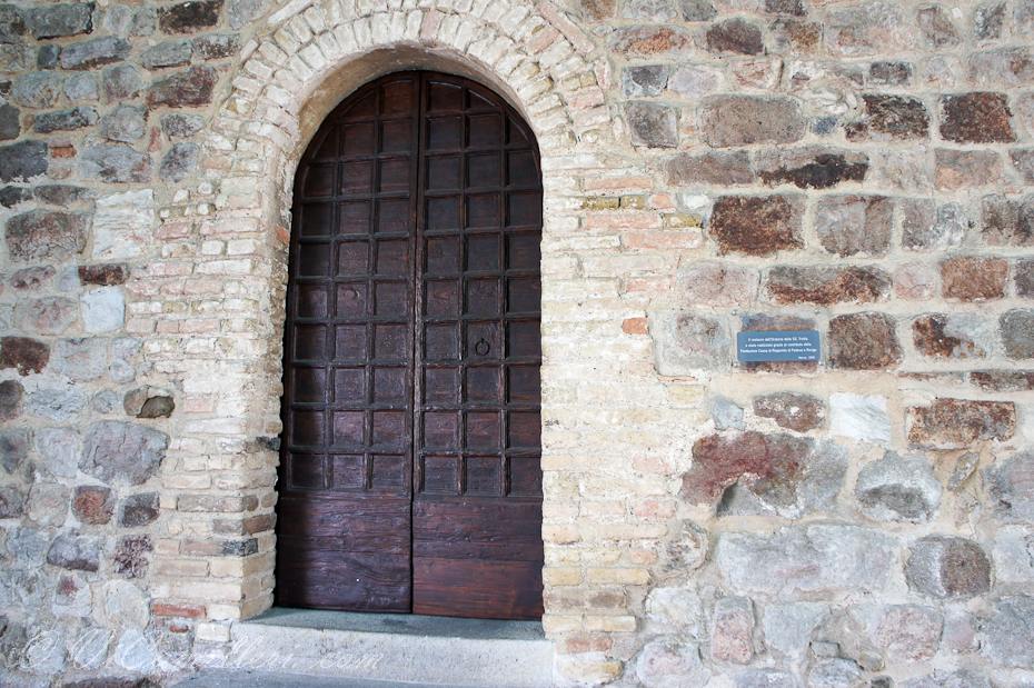 Италия, Аркуа Петрарка, вход в церковь Святой Троицы