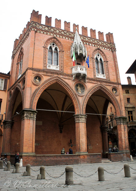 Италия, Болонья. Palazzo della mercanzia