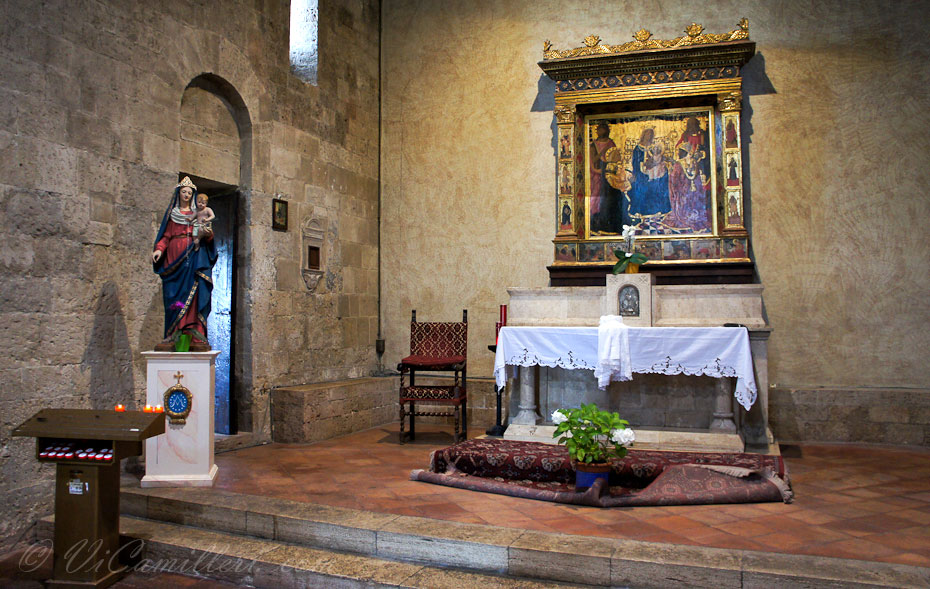 Колле-ди-Валь-д'Эльса. Интерьер церкви Santa Maria in Canonica