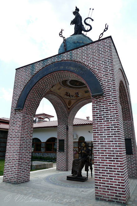 Болгария. Долина роз. Комплекс Дамасцена