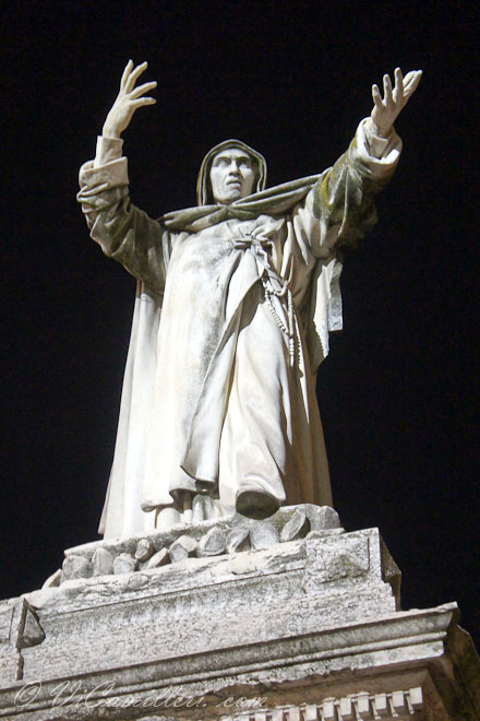 Италия. Феррара. Памятник Сованароле