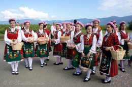 Болгарские красавицы в долине роз