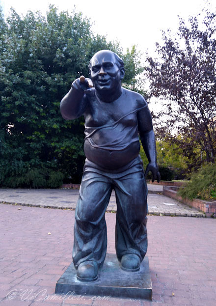 Памятник Леонову в Москве