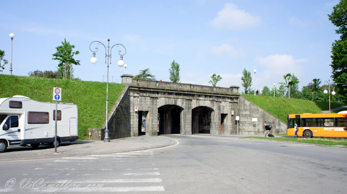 Италия. Городские ворота в Лукке