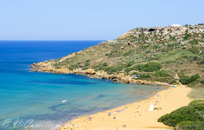 Краснопесочный пляж Ramla Bay на острове Гозо