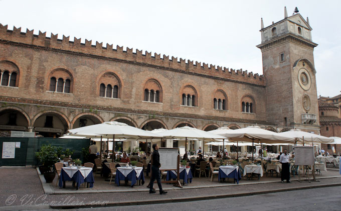 Италия, Мантуя. Часовая башня и Palazzo della Ragione