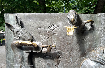Памятник Крылову. Мартышка, исполняющая желания