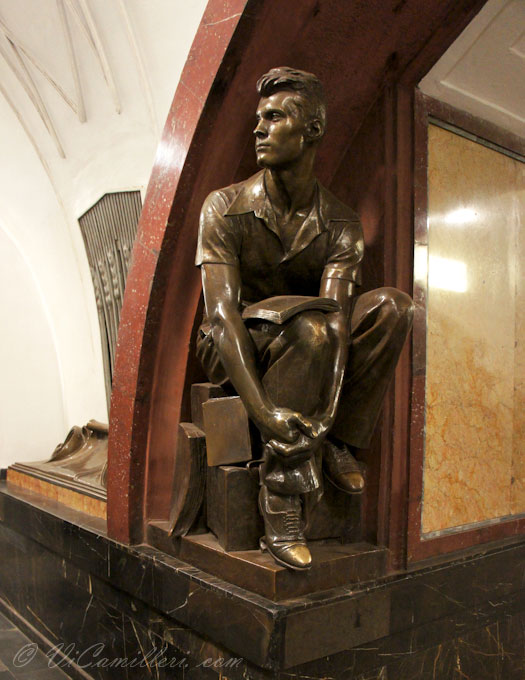 Статуя в московском метро