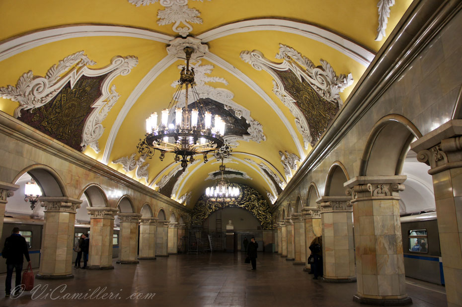 Станция метро Комсомольская