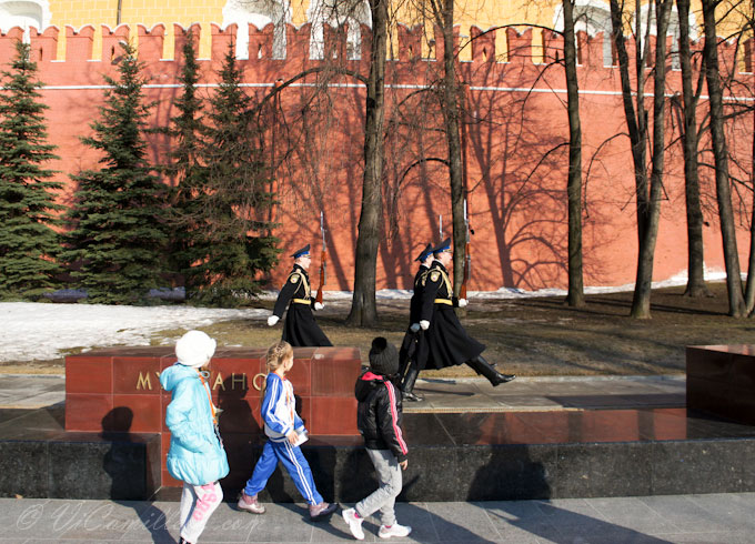 Москва. Смена караула в Александровском саду