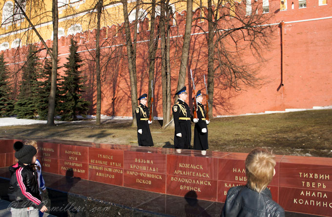 Москва. Почетный караул у Вечного огня