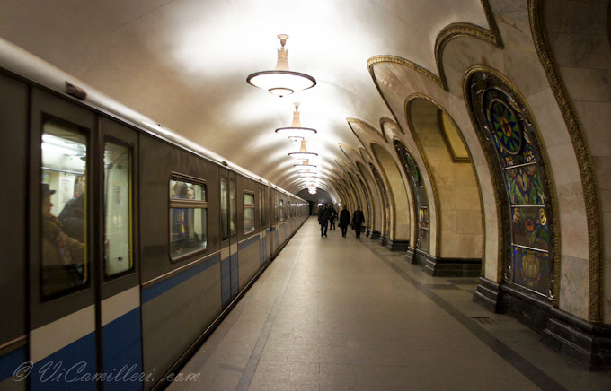 Москва. На станции метро Новослободская