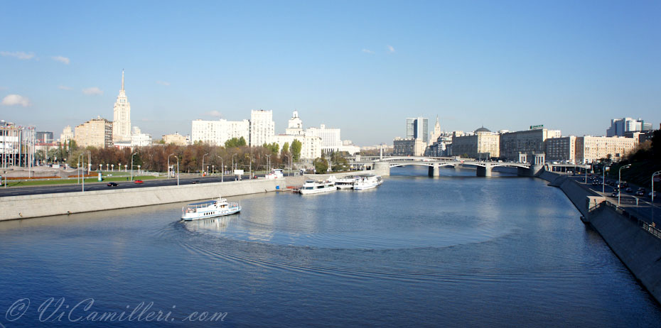 Москва. Вид с моста на Москву-реку