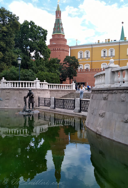 Москва. Скульптура Старик с золотой рыбкой