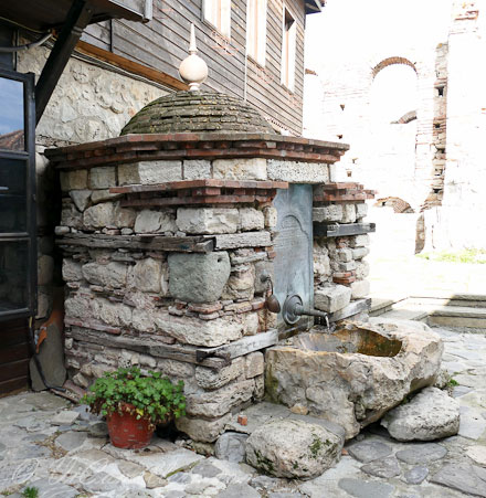 Болгария, Старый Несебр. Старый фонтан