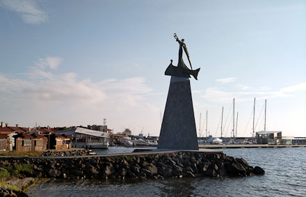 Болгария, Старый Несебр. Статуя Св. Николая