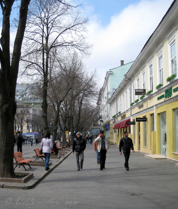 На улице Одессы