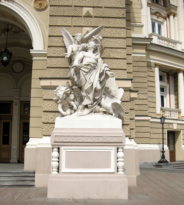 Одесса. У оперного театра