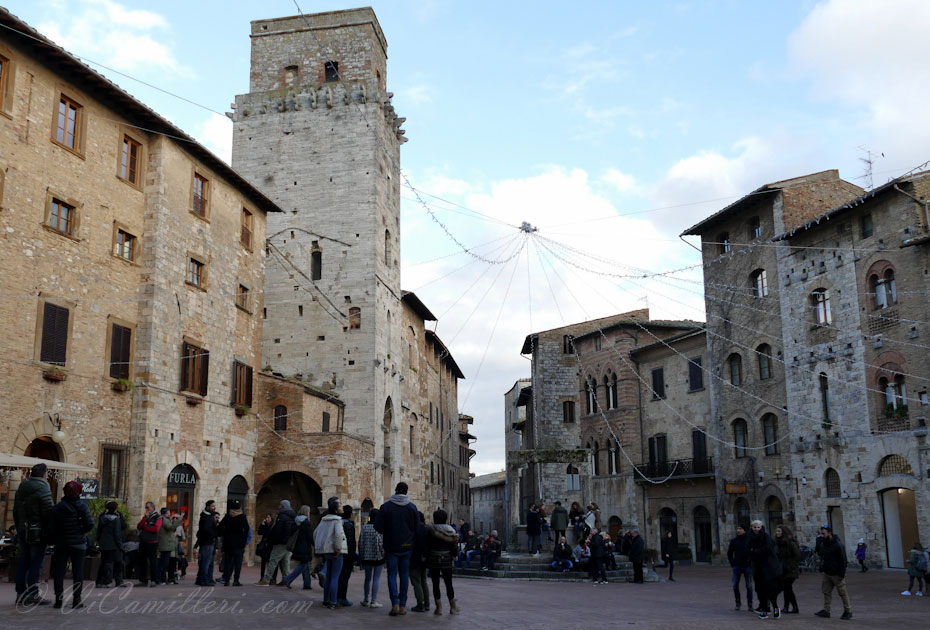 Сан-Джиминьяно. Площадь цистерны (Piazza della Сisterna)
