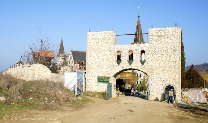 Болгария, вход в замок Равадиново
