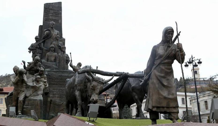Турция. Монумент Шарифе Бачи из Кастамону