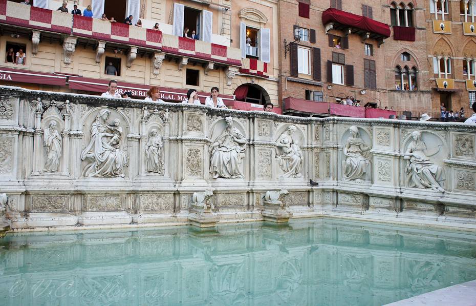 Италия. Фонтан Радости в Сиене