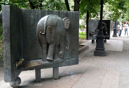 Памятник Крылову. Слон и Моська