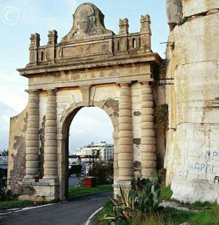 Террачина. Неаполитанские ворота