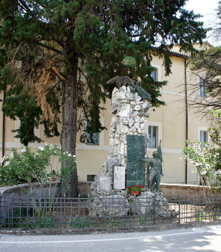 Италия, Треви. Памятник павшим в Первой мировой войне