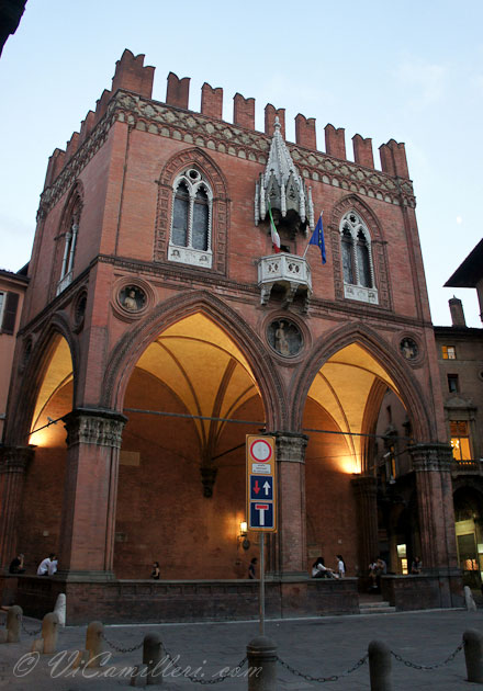 Италия, Болонья. Palazzo della Mercanzia
