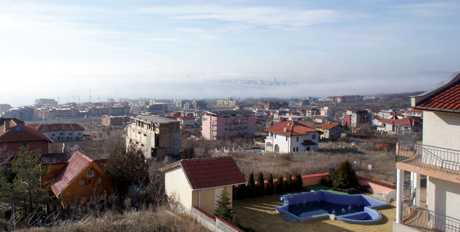 Болгария. Зима в курорте Святой Влас. Солнечный берег в тумане