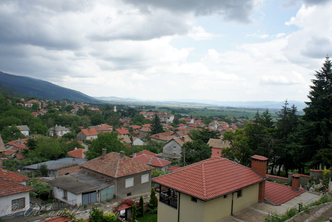 Болгария. Панорама долины роз и Шипки.
